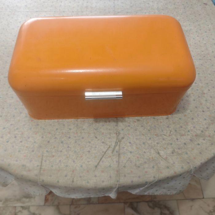 Caixa de pão laranja