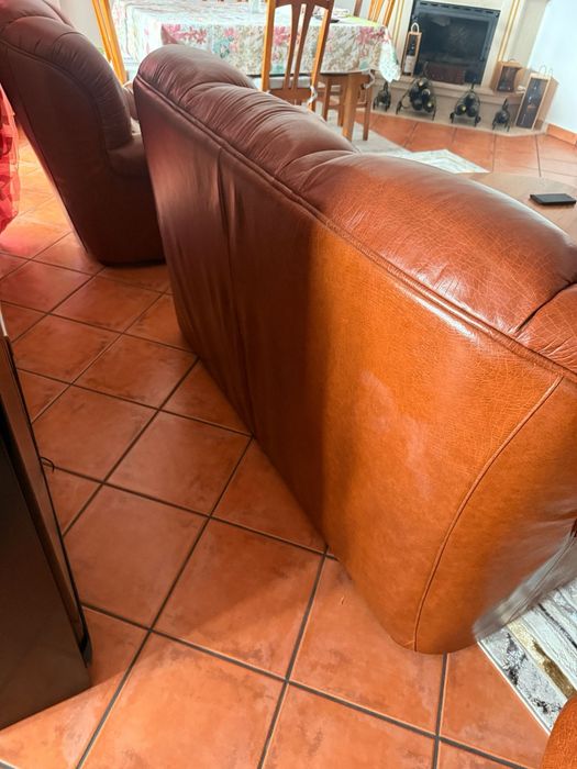 VENDO Sofá Em Pele Com Detalhes Em Madeira