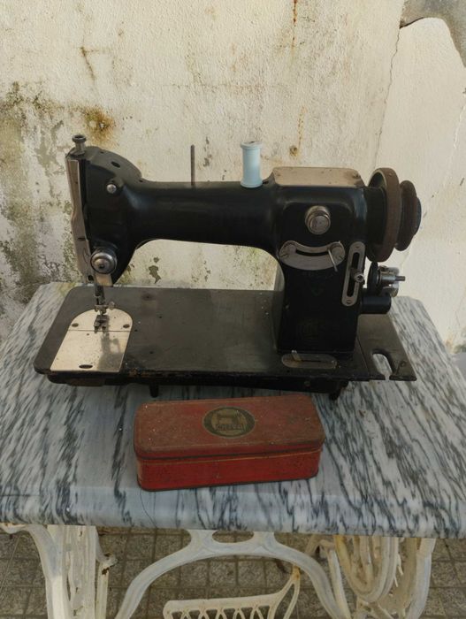 Máquina de Costura Oliva antiga