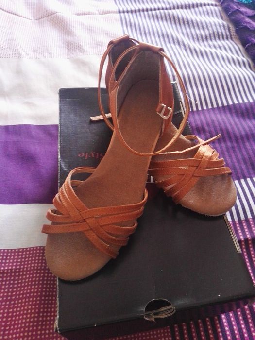 vendo vestidos e sapatos dança desportiva