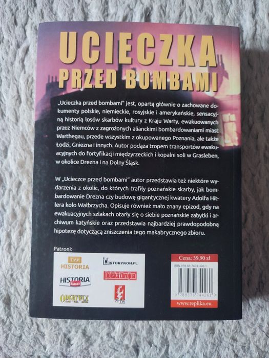 UCIECZKA PRZED BOMBAMI - Leszek Adamczewski książka książki