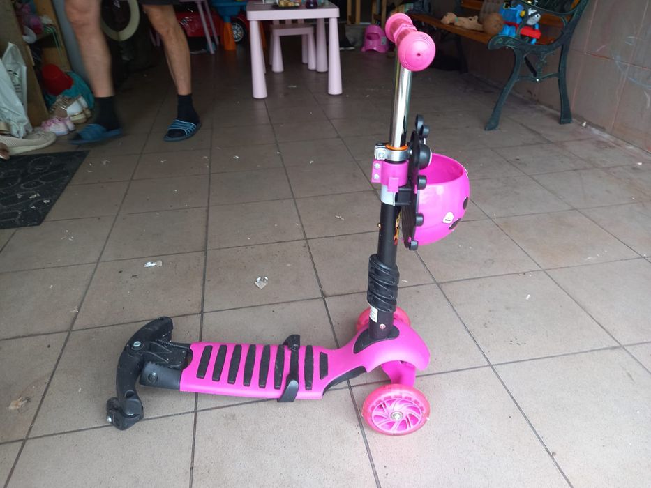 Hulajnoga czterokołowa ze świecącymi kółkami