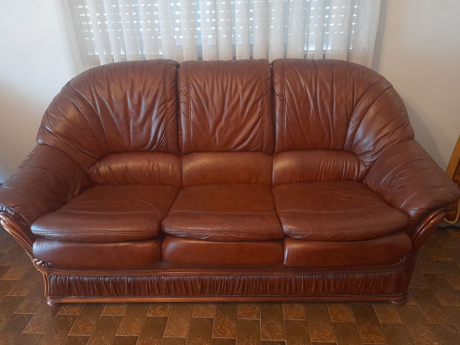 3 sofas em pele em ótimo estado