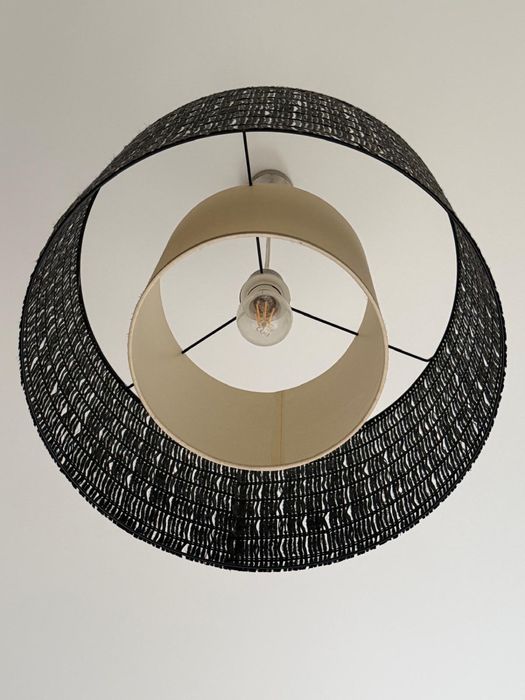 Candeeiro de teto preto e bege