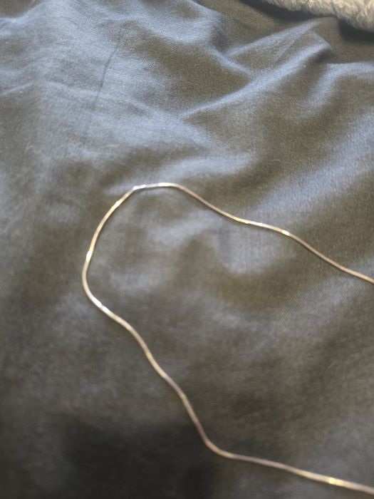 Srebrny łańcuszek.