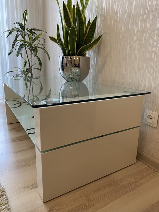 Скляний стіл білий