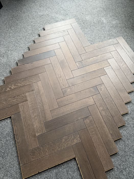 Podłoga Jodełka K. Dąb Natur, 15x90x450mm,4faza, OlejUV CIEMNY x2