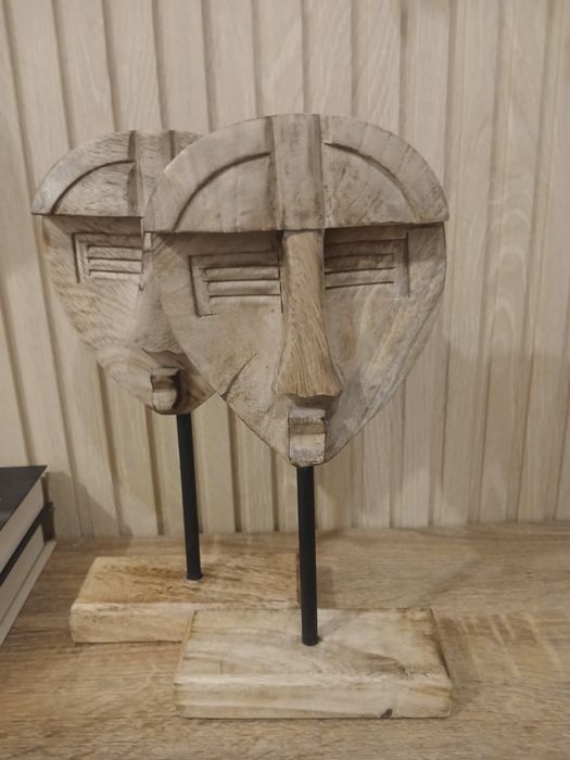 Vendo duas estatuetas de madeira e ferro em optimo estado.