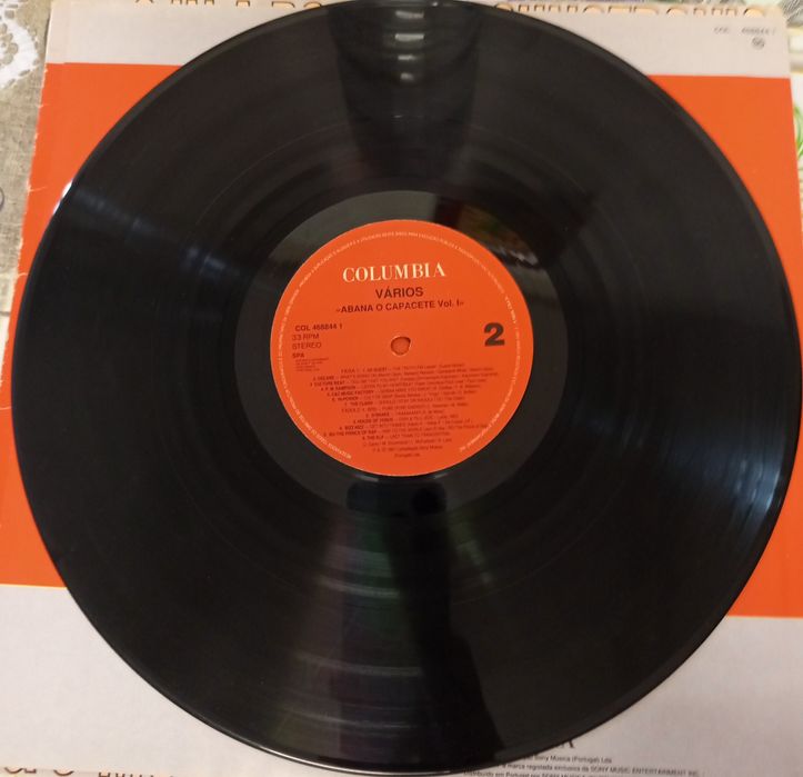 Disco Vinil abana o capacete