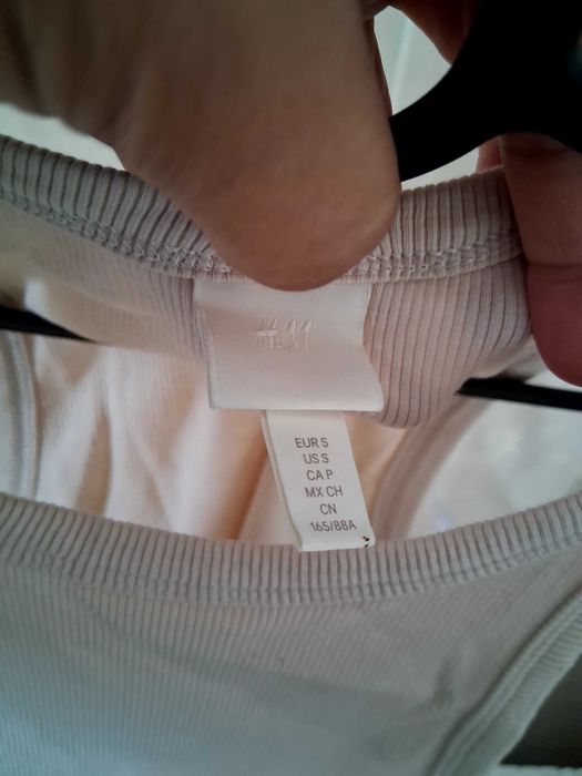 Saia Breskha,com top H&M.