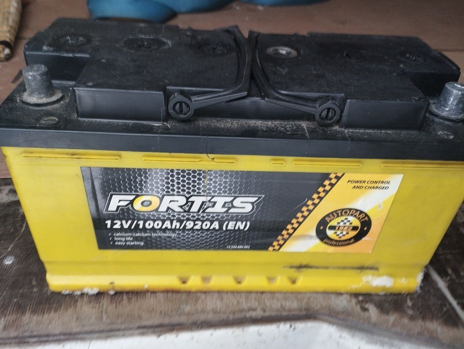Акумулятор 100А.