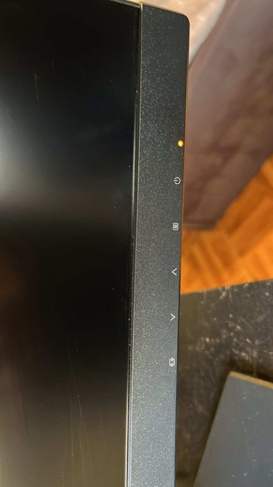 Ps5 com dois comandos um monitor e cabo de carregador