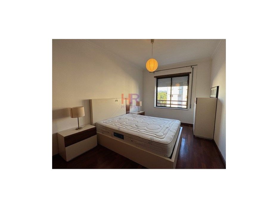 Apartamento T2 mobilado e equipado com garagem em Coimbra.