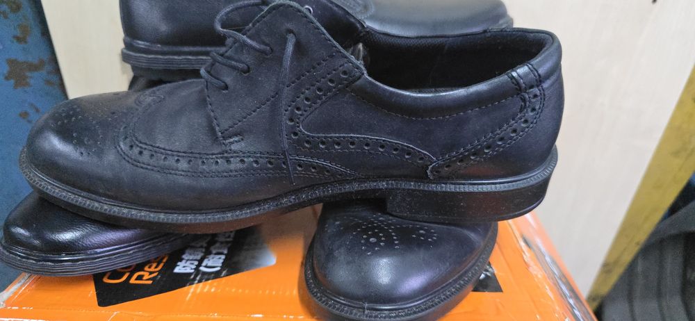 Продам фірмові туфлі великих розмірів 46 та 47 розмірів.