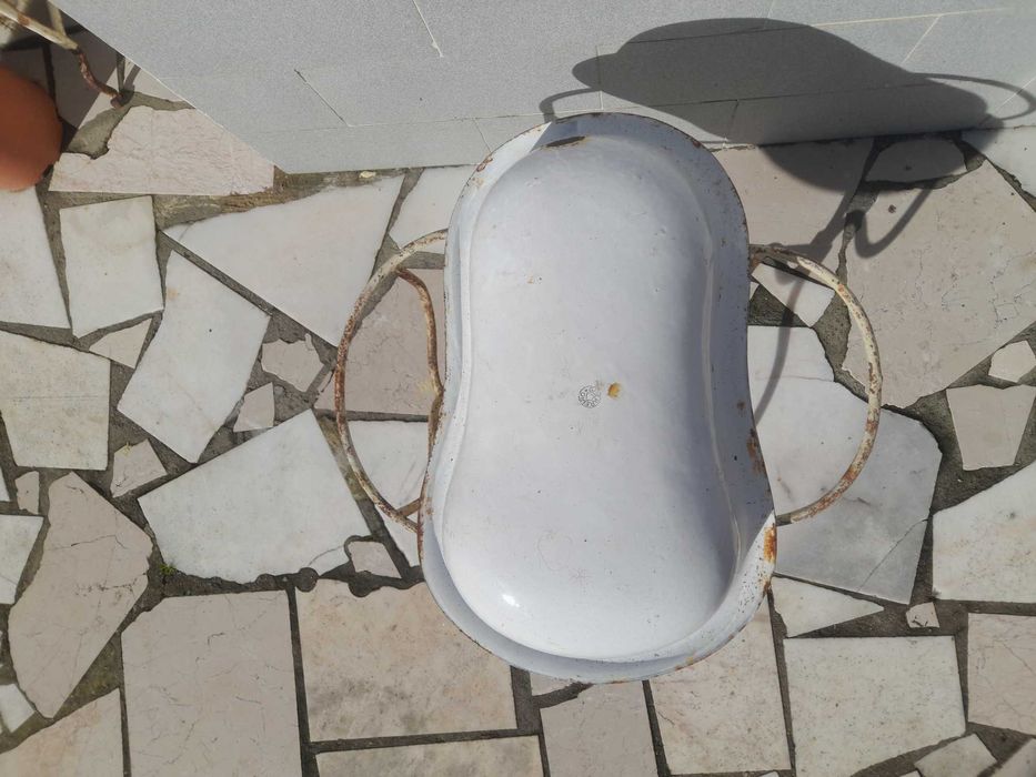 Bidé Antigo em Esmalte com Base de Ferro