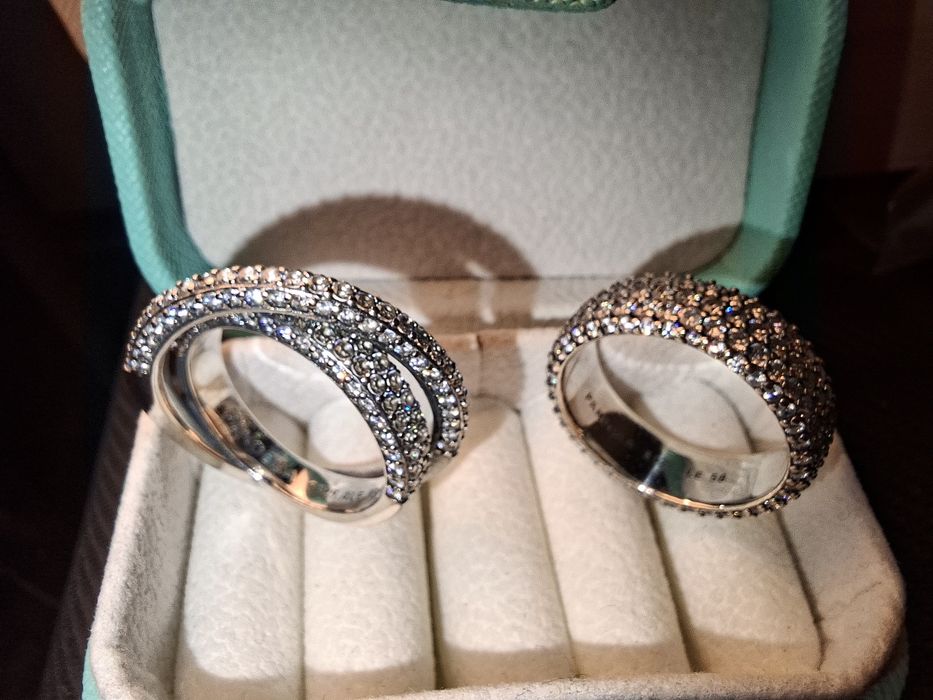 Conjunto com dois aneis de zircônias cintilantes da pandora