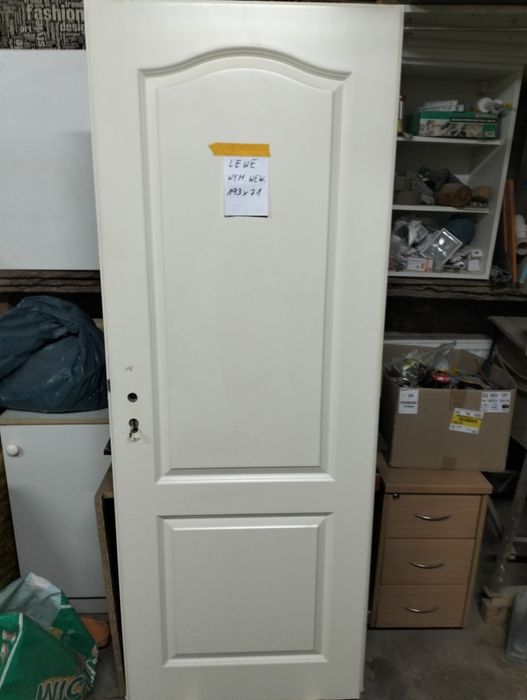 Białe skrzydło drzwiowe