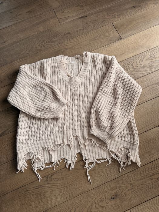 Beżowy miękki sweter o grubszym splocie