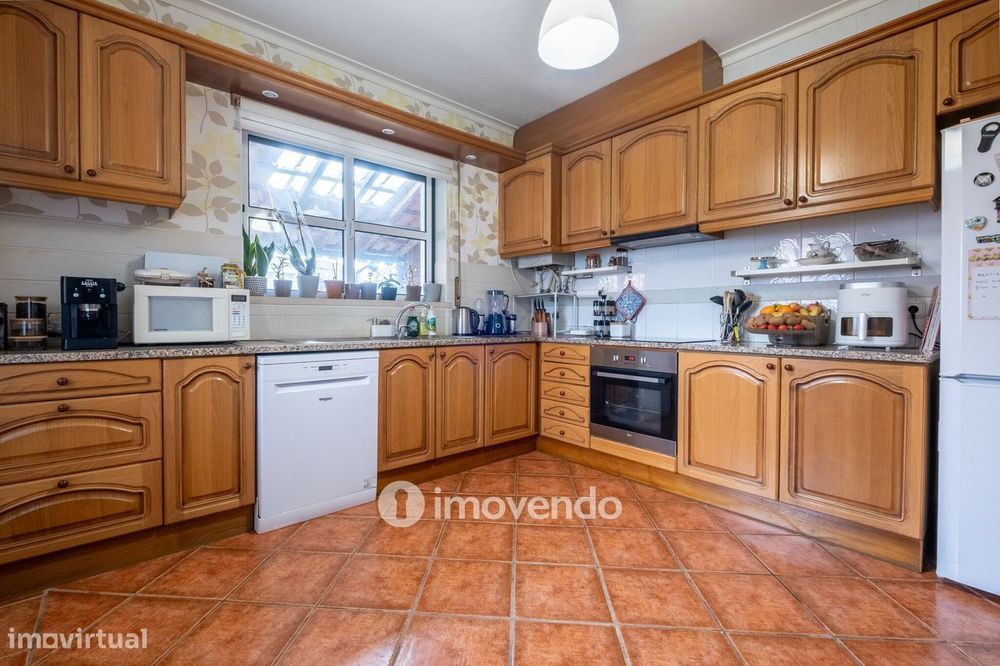 Moradia T3 mobilada e equipada, com garagem e jardim, na Mealhada