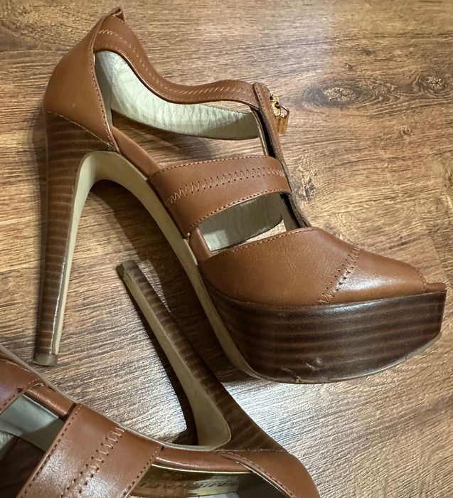 Brązowe miodowe boho skóra sandały obcas szpilka koturna Michael Kors