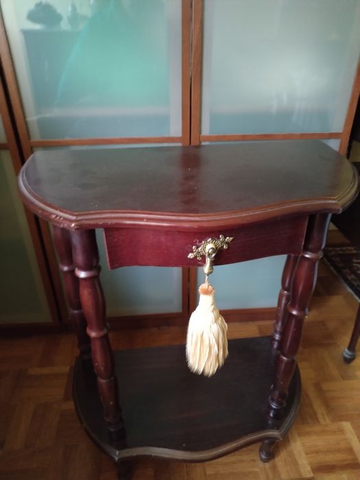 Mesa decorativa em bom estado e bonita