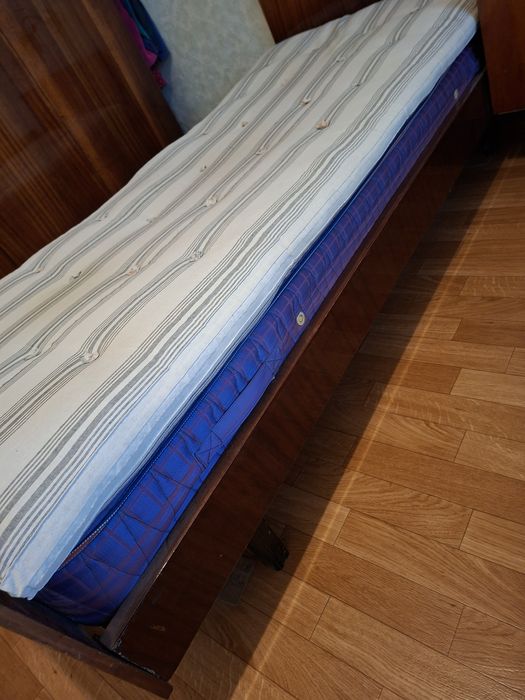 Спальня, кровать, тумбочка, трюмо, зеркало