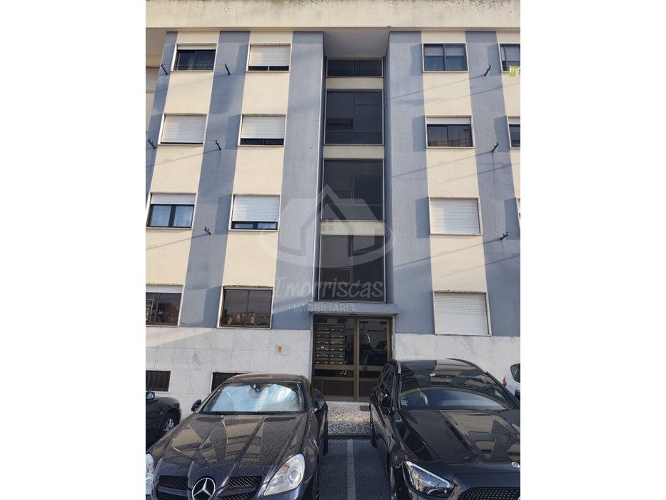 Apartamento T2 luminoso com varanda em Odivelas