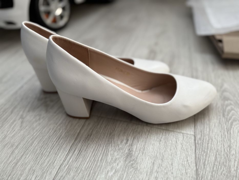 Весільні туфлі білі