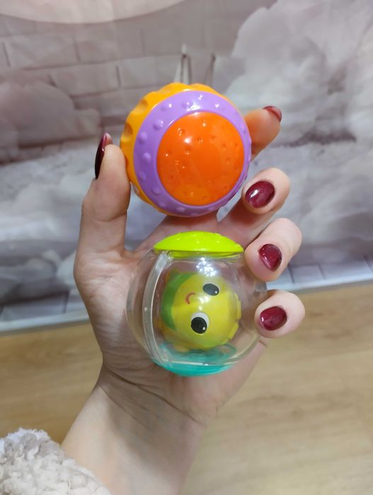 Bright starts piłeczki Shake&Spin 4 szt sensoryczne dla niemowląt