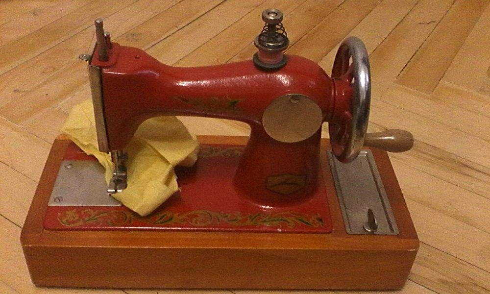 Детская швейная машинка,СССР.шьет!: 1 000 грн. - Машинки Київ на Olx