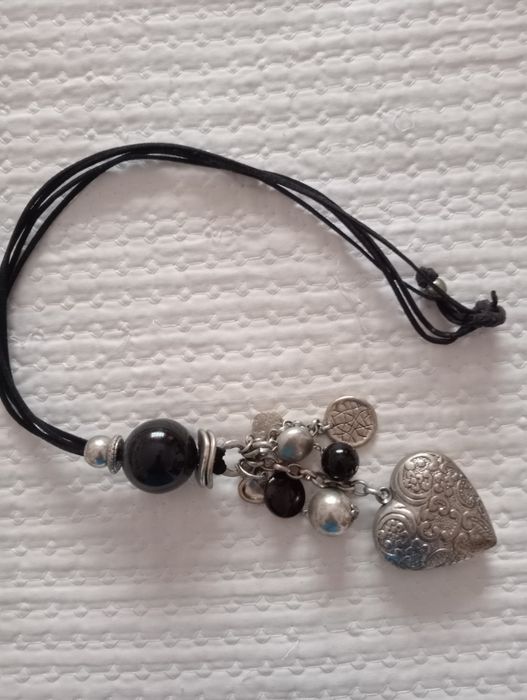 Colar comprido com pêndulos