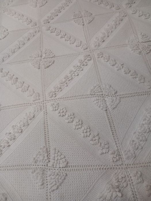 Colcha em tricot feita com duas agulhas linha muito finaa