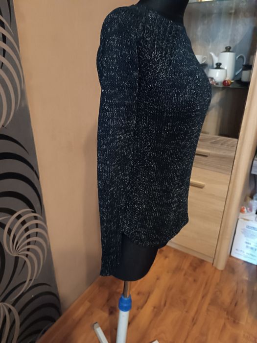 Sweterek że srebrną nitką