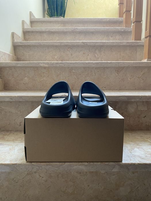 Yeezy slide “Onyx” 43