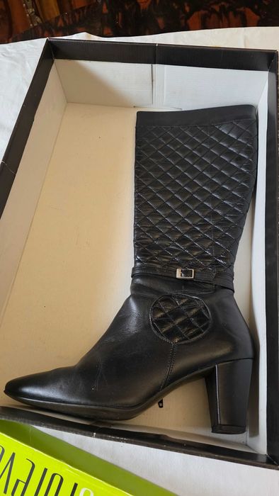 Botas em Pele da marca FOREVA Tamanho 39