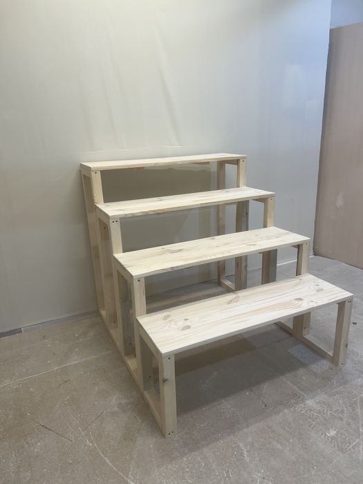 Стелажі , стійки для хліба або вина з дерева