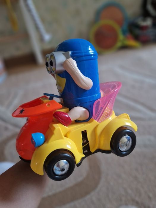 Игрушка миньон заводной