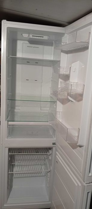 продам 2 х камерный холодильник VESTFROST  NOUFROST новый