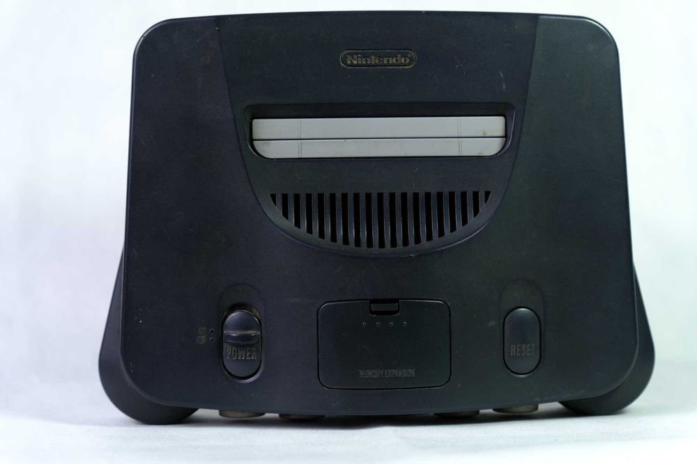 Nintendo 64 cinza completa e comando vermelho completa com cabos