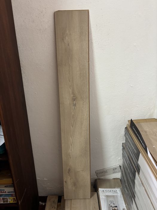 Chão flutuante Essenz Commerce Natural de alta resistência (AC5)