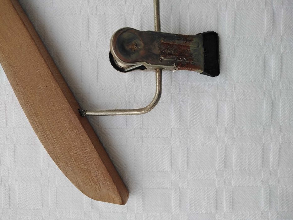 Dois Cabides, um em metal, outro em madeira