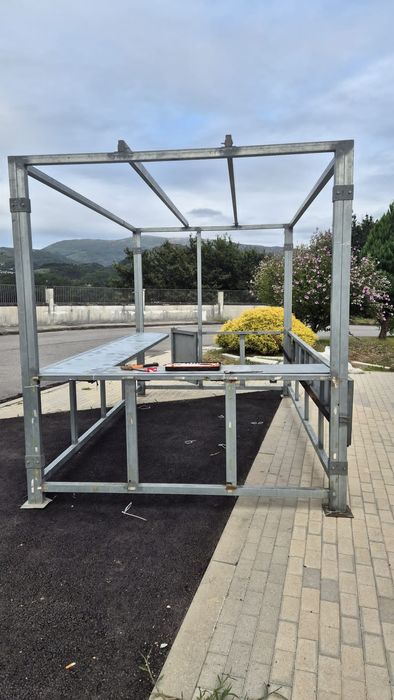 Tenda/Estrutura em ferro Galbanizado, com lona de teto.