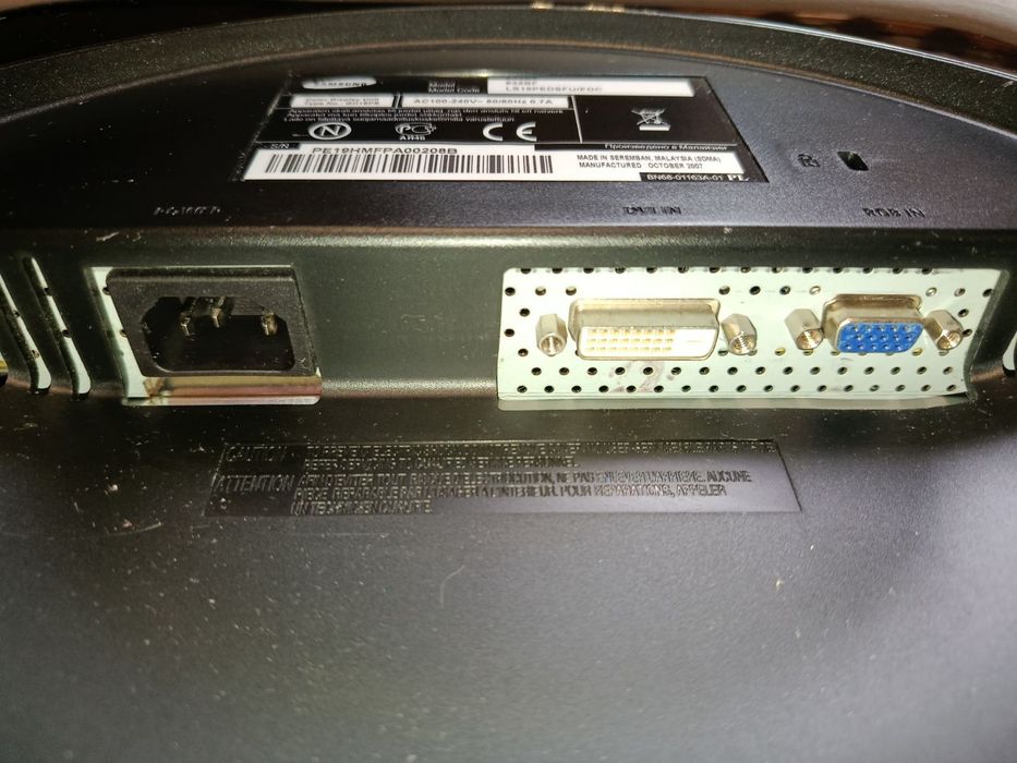 Монітор 19 дюймів.