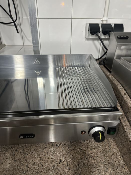 Hendi – elektryczna płyta grillowa gładko-ryflowana