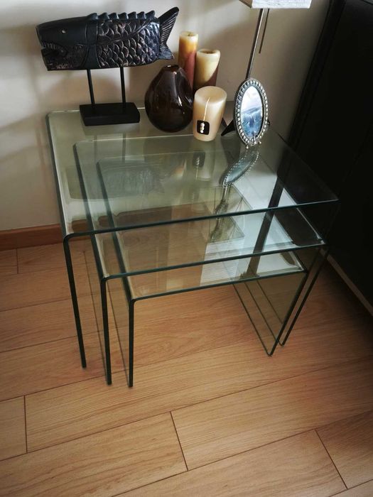 AREA Conjunto de 3 mesas fabricadas em vidro temperado e curvo