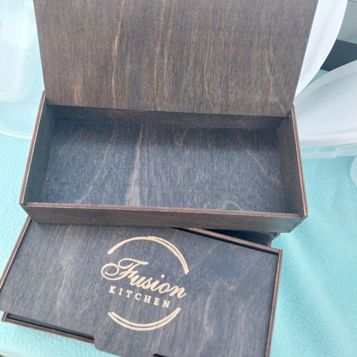 Кавомашина , ширма,стаканчик, молочник,кондитерська вітрина