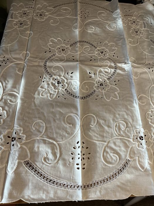 Toalha  quadrada bordada a maquina 75/75 cm