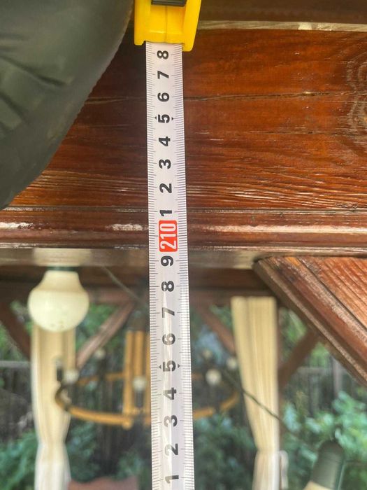 Altana ogrodowa, stół, krzesła i dodatki