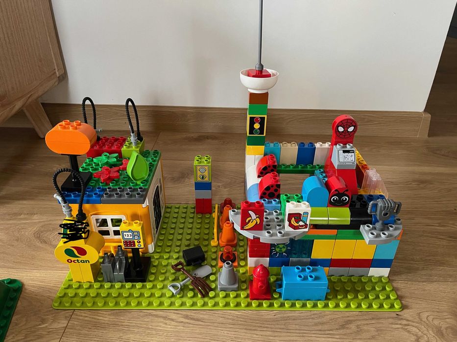 Klocki Duplo - kilka zestawów - auta, helikopter, straż pożarna, hipki