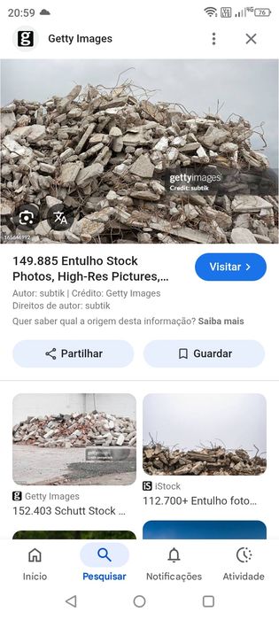 Recolha de entulho madeira sofás colchoes verdes recheios sucatas etc